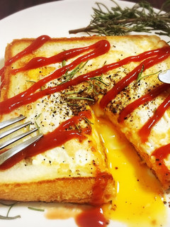 【簡単朝ご飯】埋め込み式目玉トースト-レシピのメイン写真