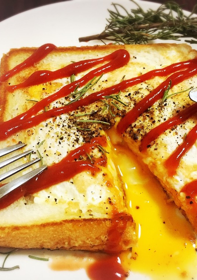 【簡単朝ご飯】埋め込み式目玉トースト-レシピのメイン写真
