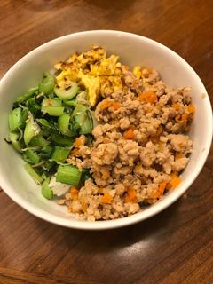 簡単☆野菜入りそぼろで三色丼-レシピのメイン写真
