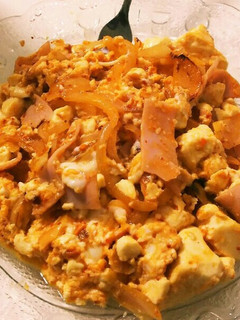 食べるラー油で!玉葱とハムと豆腐の炒め物-レシピのメイン写真
