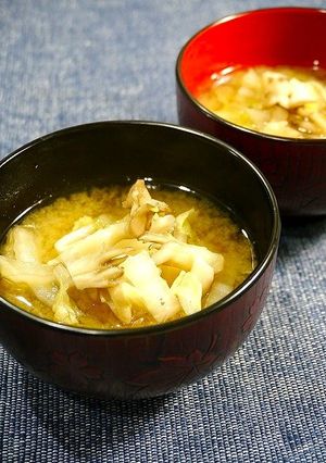 簡単！白菜と舞茸のお味噌汁-レシピのメイン写真