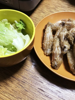 居酒屋に出そうな手羽先とおつまみレタス-レシピのメイン写真