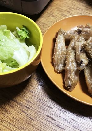 居酒屋に出そうな手羽先とおつまみレタス-レシピのメイン写真