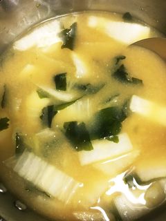 白菜の芯とワカメの味噌汁-レシピのメイン写真