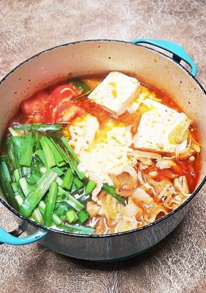 ☆豚バラinキムチーズ韮トマ榎豆腐葱鍋-レシピのメイン写真