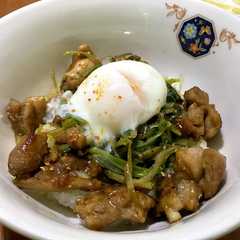 รูปของ 細切り☆ねぎま焼き鳥とトロリ温玉の親子丼