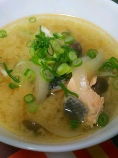 ハマる♡鮭としめじと玉ねぎのお味噌汁-レシピのメイン写真