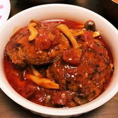 รูปของ 簡単美味しい！トマト缶で煮込みハンバーグ