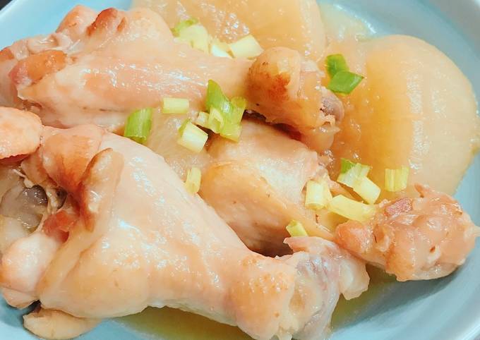 黄色の大きな鶏の毛のシリコンゴムを手作りしておもちゃをつまん