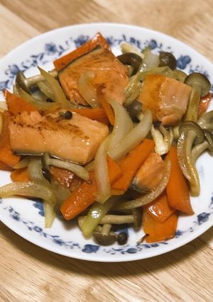 ご飯がススム♪鮭ときのこのバター醤油炒め-レシピのメイン写真