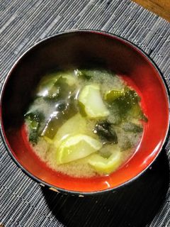 ブロッコリーの茎とわかめの味噌汁-レシピのメイン写真