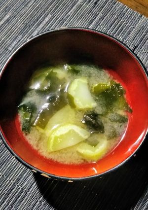 ブロッコリーの茎とわかめの味噌汁-レシピのメイン写真