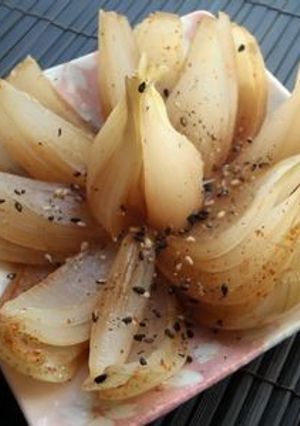 丸ごとレンチン玉ねぎ♪ゴマ七味醤油味-レシピのメイン写真