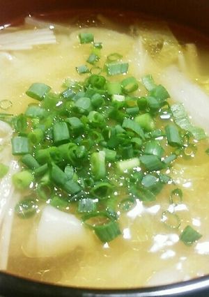 チルド餃子、白菜、キノコの簡単スープ餃子-レシピのメイン写真