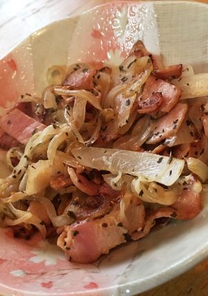 ベーコンと玉ねぎのスパイシーチーズ炒め-レシピのメイン写真