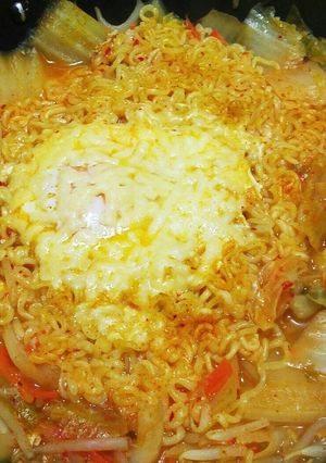キムチ鍋の後のラーメン目玉チ~ズのせ｡-レシピのメイン写真
