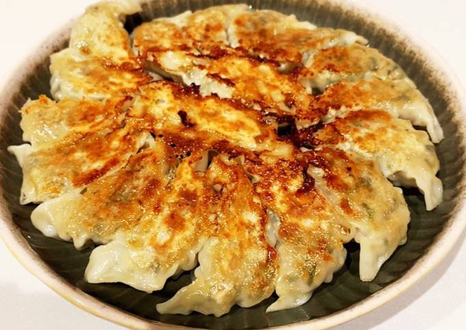 我が家で絶賛☆カリっと焼き餃子(´∀`) by azryu☆212 【クックパッド】 簡単おいしいみんなのレシピが392万品