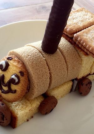 〈市販のお菓子で〉機関車トーマス ケーキ-レシピのメイン写真