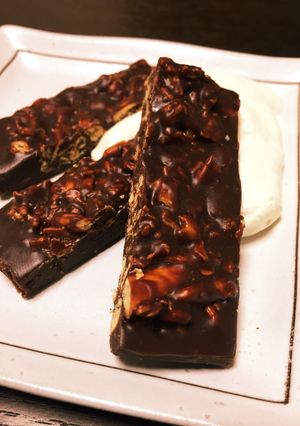 食感が楽しい☆柿の種生チョコレート-レシピのメイン写真