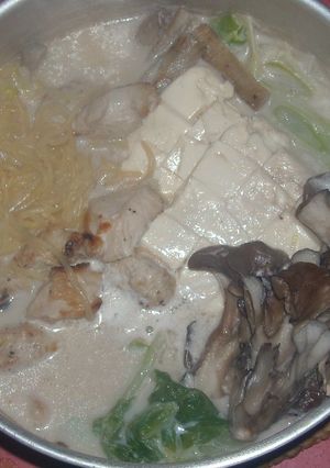 味噌味こんにゃくラーメンでミルク入り鶏鍋-レシピのメイン写真