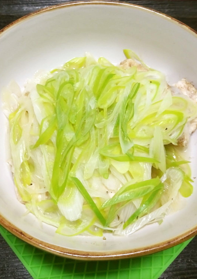 鶏むね肉と長ネギだけ！レンジ３分酒蒸し-レシピのメイン写真