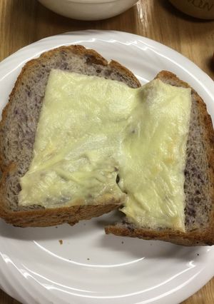 黒にんじん入りの食パンのチーズトースト-レシピのメイン写真