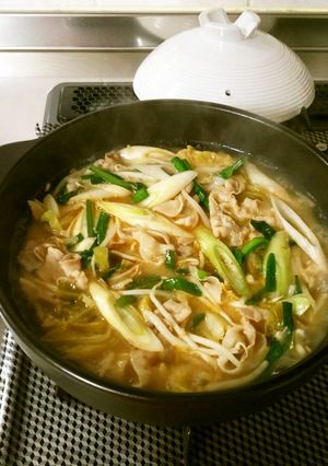 お肉と野菜の簡単鍋♪ニンニク味噌味♪-レシピのメイン写真
