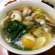 たっぷり野菜と温玉のせ彩り熱々鶏うどん