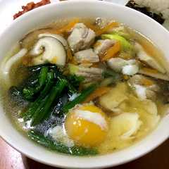รูปของ たっぷり野菜と温玉のせ彩り熱々鶏うどん