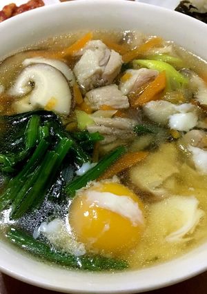 たっぷり野菜と温玉のせ彩り熱々鶏うどん-レシピのメイン写真