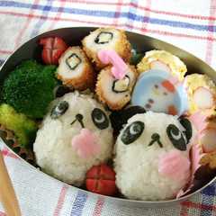 รูปของ 俵おにぎりでパンダちゃんキャラ弁
