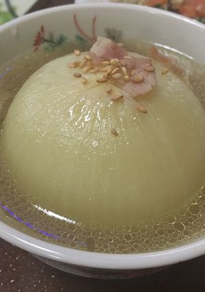 玉ねぎ丸ごとコンソメスープ//簡単よ~ん-レシピのメイン写真