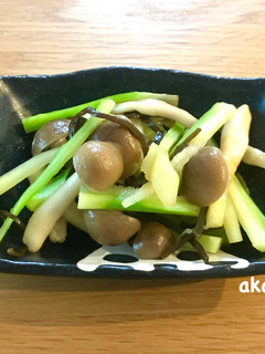 ブロッコリーの茎としめじのバタ塩昆布炒め-レシピのメイン写真