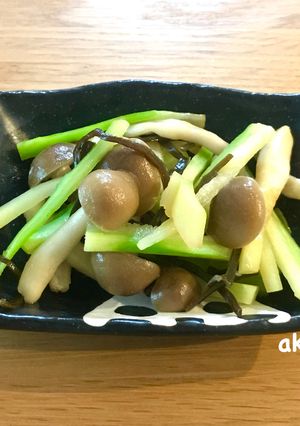 ブロッコリーの茎としめじのバタ塩昆布炒め-レシピのメイン写真
