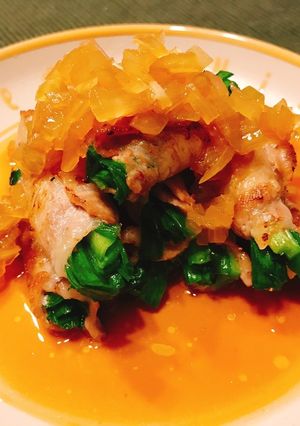 旨味たっぷりニラ肉巻き！玉ねぎソース添え-レシピのメイン写真