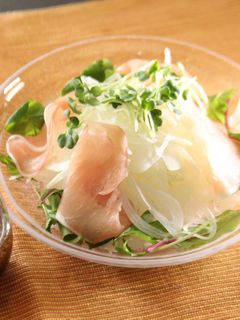 玉ねぎと生ハムサラダ 玉ねぎドレッシング-レシピのメイン写真