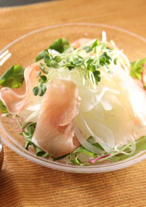 玉ねぎと生ハムサラダ 玉ねぎドレッシング-レシピのメイン写真