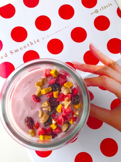 簡単朝食ヨーグルト♪レッドスムージーで-レシピのメイン写真