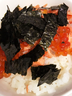 シンプルで美味しい!鮭とイクラの親子丼-レシピのメイン写真