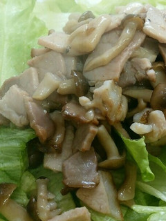 レタスサラダのたれはお肉とシメジがけ✨-レシピのメイン写真