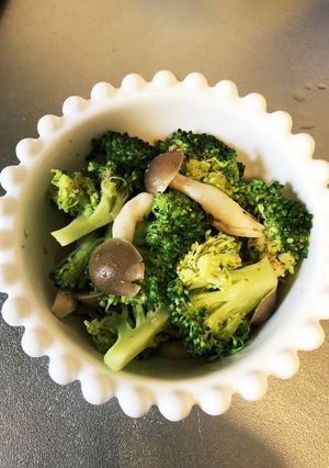 簡単☆ブロッコリーとしめじの胡麻和え-レシピのメイン写真