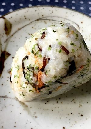 桜えび、塩昆布、あおさのおむすび-レシピのメイン写真
