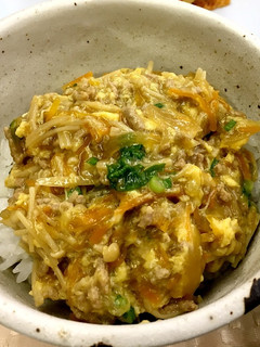 ひき肉卵丼〈やよい会〉-レシピのメイン写真