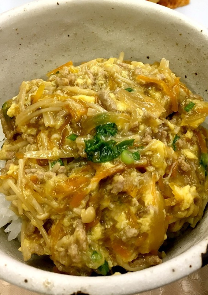 ひき肉卵丼〈やよい会〉-レシピのメイン写真