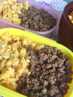 お弁当や子どものランチに。楽チン 二色丼-レシピのメイン写真
