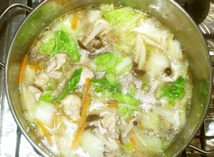 鶏もも肉スープ♪簡単白菜春雨人参しめじ-レシピのメイン写真