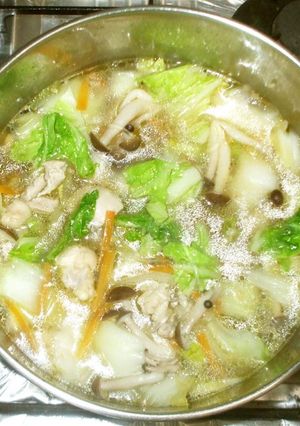 鶏もも肉スープ♪簡単白菜春雨人参しめじ-レシピのメイン写真