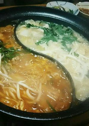 二つの味を楽しむ二色鍋♪-レシピのメイン写真