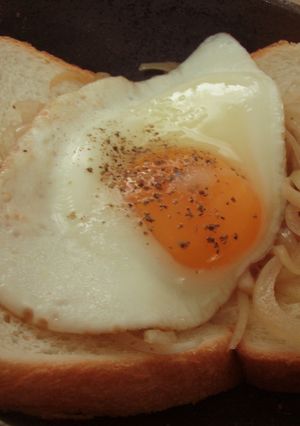 + アンチョビ風味の目玉焼きトースト +-レシピのメイン写真