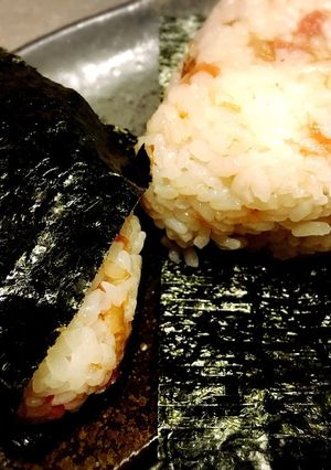 お弁当・ランチ・朝食に!梅おかかおにぎり-レシピのメイン写真